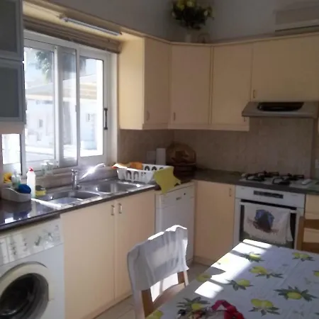 Large Ground Floor 2 Bedrooms American Academy Cy